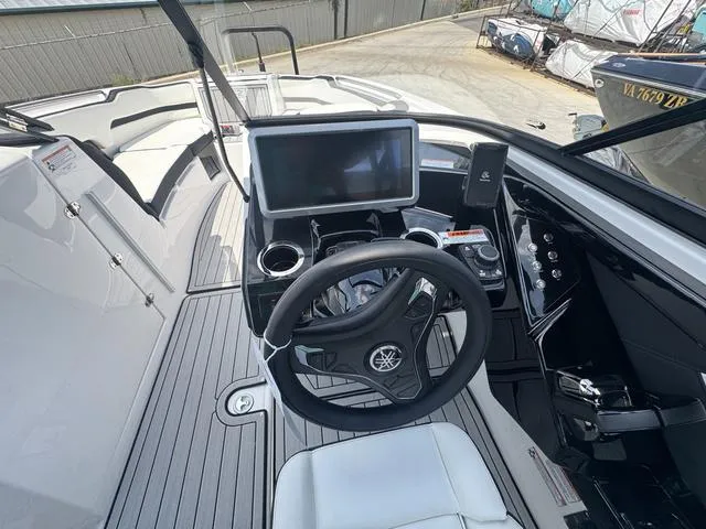 Slide: The Image of Yamaha 252 SD 2025 - 10