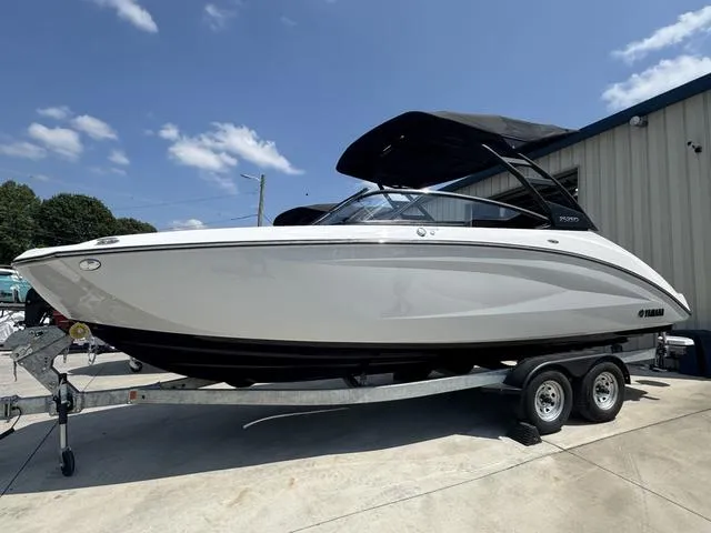 Slide: The Image of Yamaha 252 SD 2025 - 2