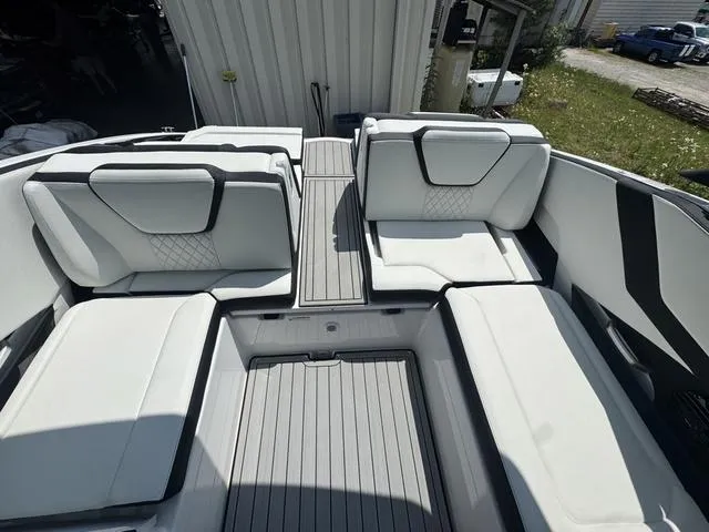 Slide: The Image of Yamaha 252 SD 2025 - 6