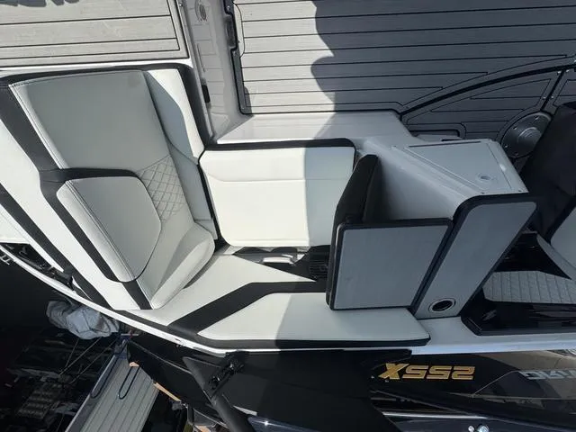 Slide: The Image of Yamaha 252 SD 2025 - 7