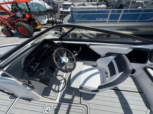 Slide: The Image of Yamaha 195S 2025 - 6