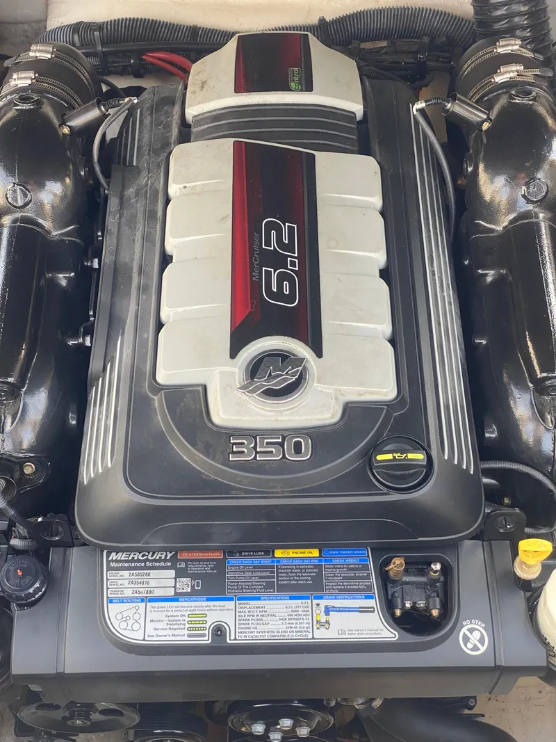 Slide: The Image of 2018 Chaparral 267 SSX engine, 6.2L Mercury 350 horsepower, detailed view. - 18
