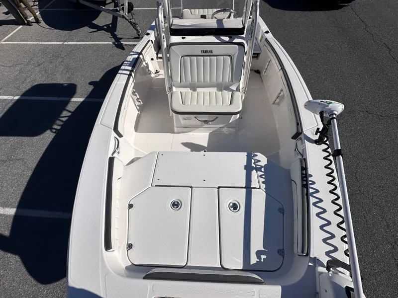 Slide: The Image of 2017 Yamaha Boats 190 FSH Sport, top view of seating and deck layout. - 15
