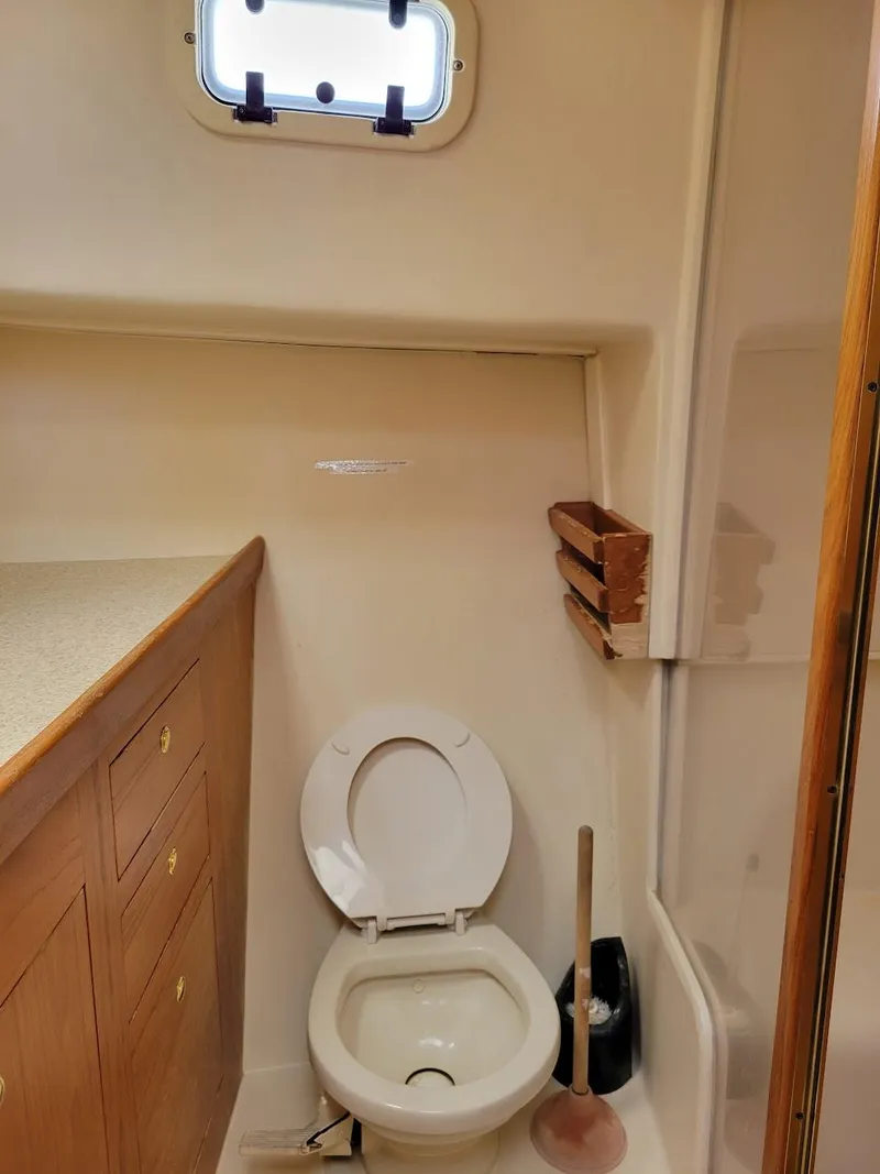 Slide: The Image of FOWARD HEAD SHARED BY V BERTH AND GUEST CABIN - 40