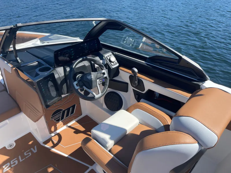 Slide: The Image of Malibu Wakesetter 25 LSV 2025 - 12