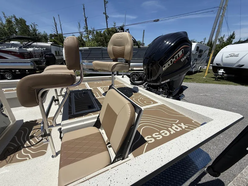 Slide: The Image of 2025 Xpress Hyper-Lift Bay Series H24 BAY boat with Yamaha engine, featuring tan seating. - 7