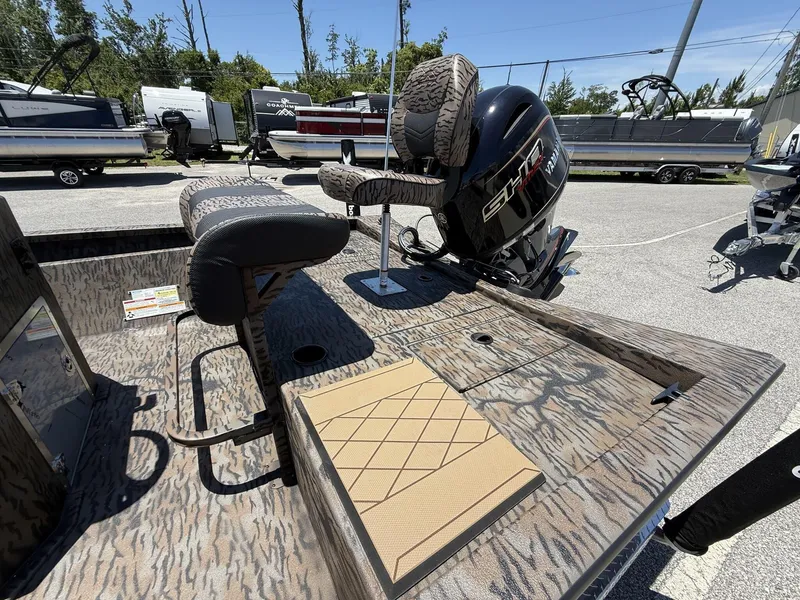 Slide: The Image of 2025 Xpress Hyper-Lift H190 Bay Series boat with camo seats and powerful outboard motor. - 4