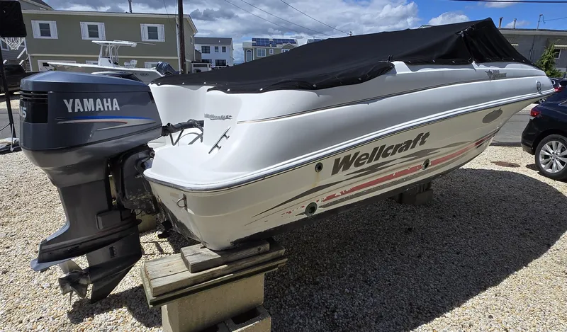 Slide: The Image of 2002 Wellcraft 180 Sportsman boat with Yamaha engine, covered and elevated on blocks. - 8