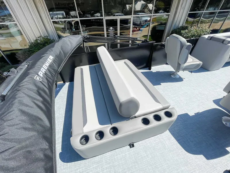 Slide: The Image of Premier 220 SUNSCAPE RL 2025 - 10