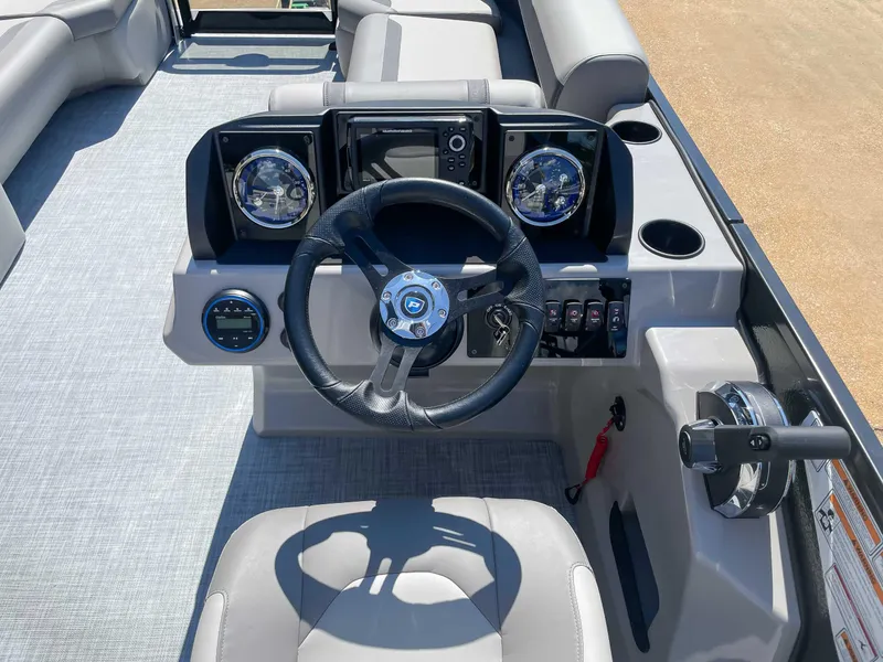 Slide: The Image of Premier 220 SUNSCAPE RL 2025 - 14