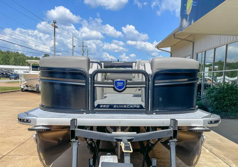 Slide: The Image of Premier 220 SUNSCAPE RL 2025 - 4
