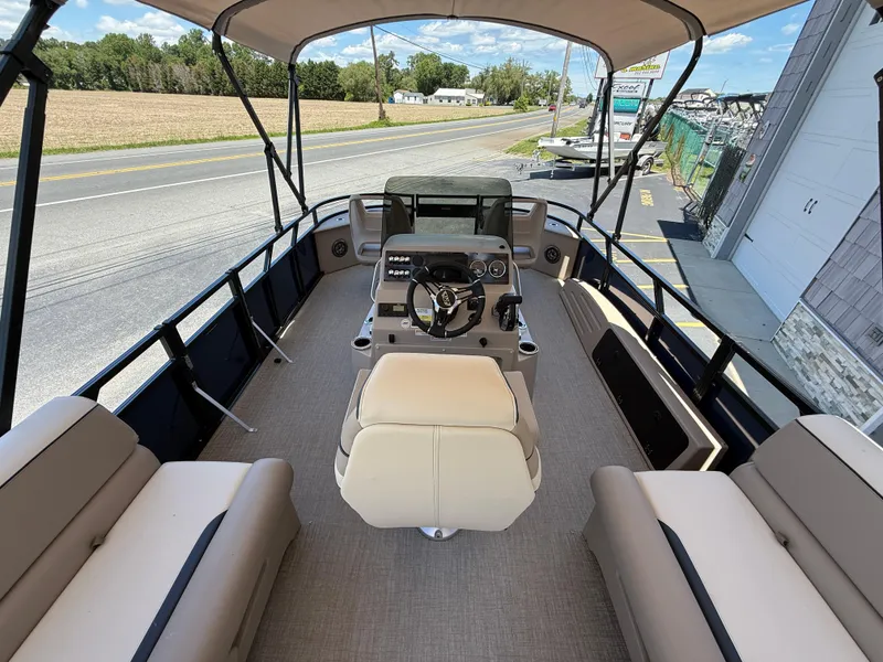 Slide: The Image of 2025 Avalon 2585 Venture 85 Center Console Fish boat, tri-toon design, high-performance interior view. - 13