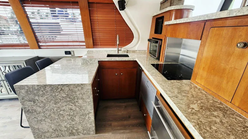 Slide: The Image of Carver 530 Voyager Pilothouse 1999 - 12