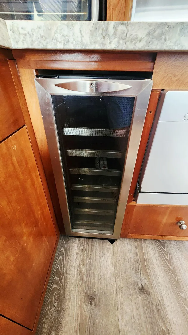 Slide: The Image of Carver 530 Voyager Pilothouse 1999 - 16