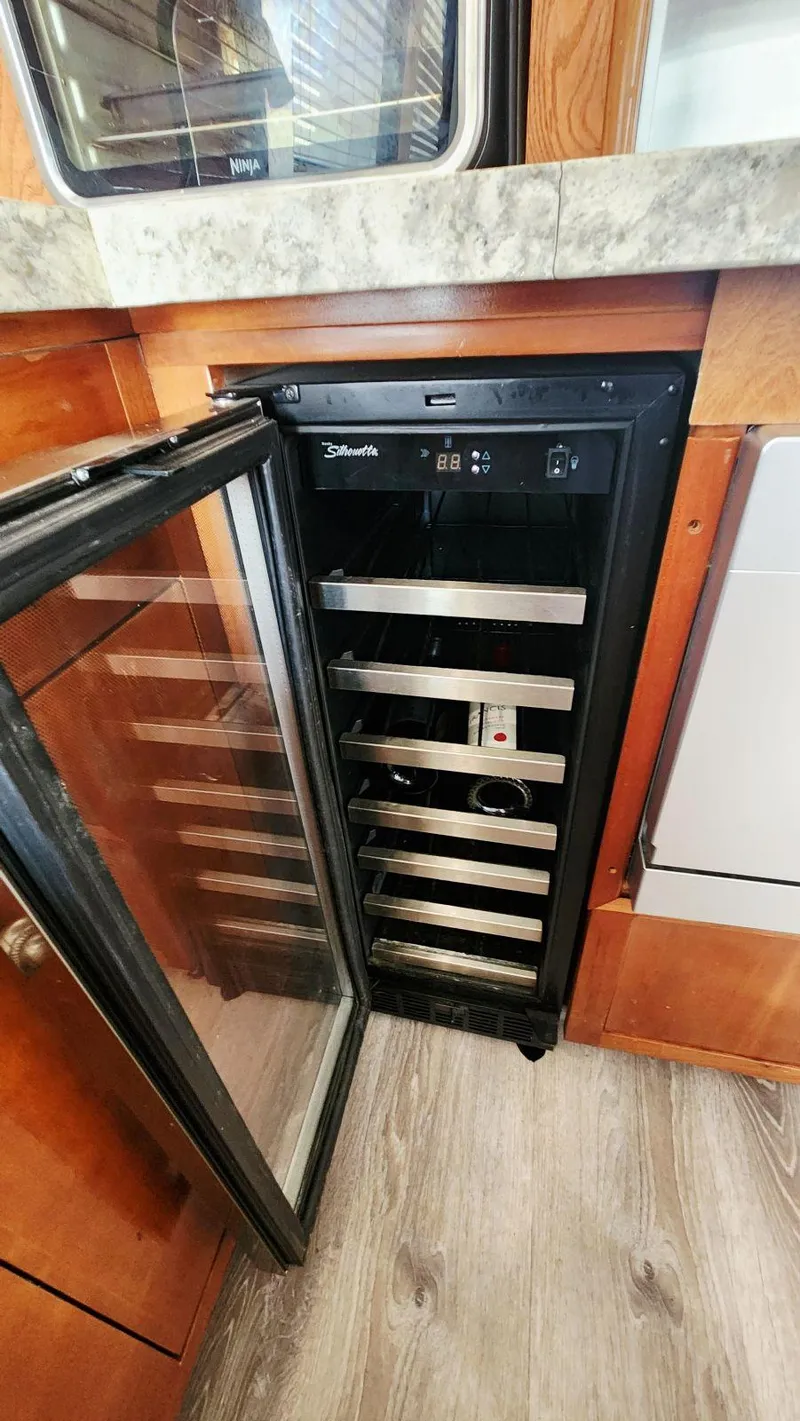 Slide: The Image of Carver 530 Voyager Pilothouse 1999 - 17