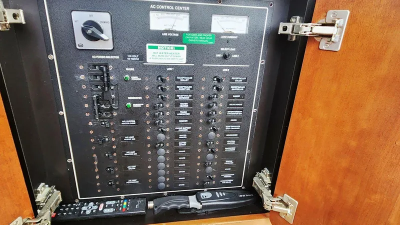 Slide: The Image of Carver 530 Voyager Pilothouse 1999 - 20