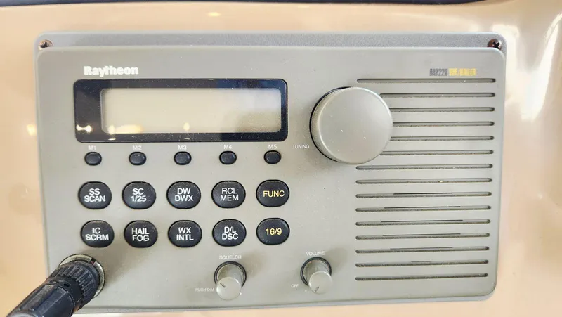 Slide: The Image of Carver 530 Voyager Pilothouse 1999 - 25