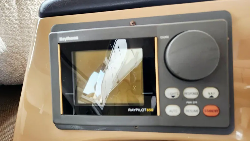 Slide: The Image of Carver 530 Voyager Pilothouse 1999 - 28