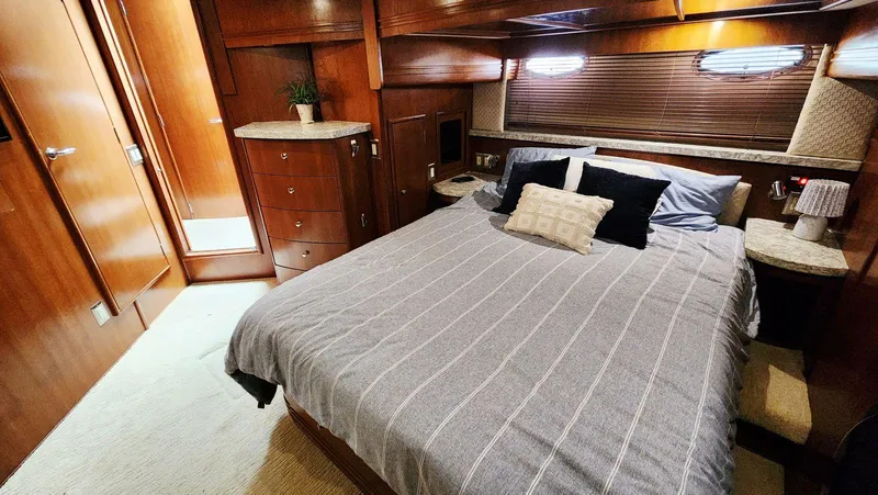 Slide: The Image of Carver 530 Voyager Pilothouse 1999 - 33