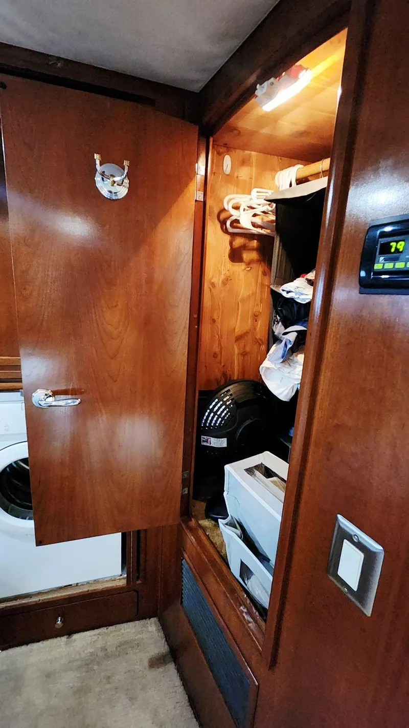 Slide: The Image of Carver 530 Voyager Pilothouse 1999 - 36