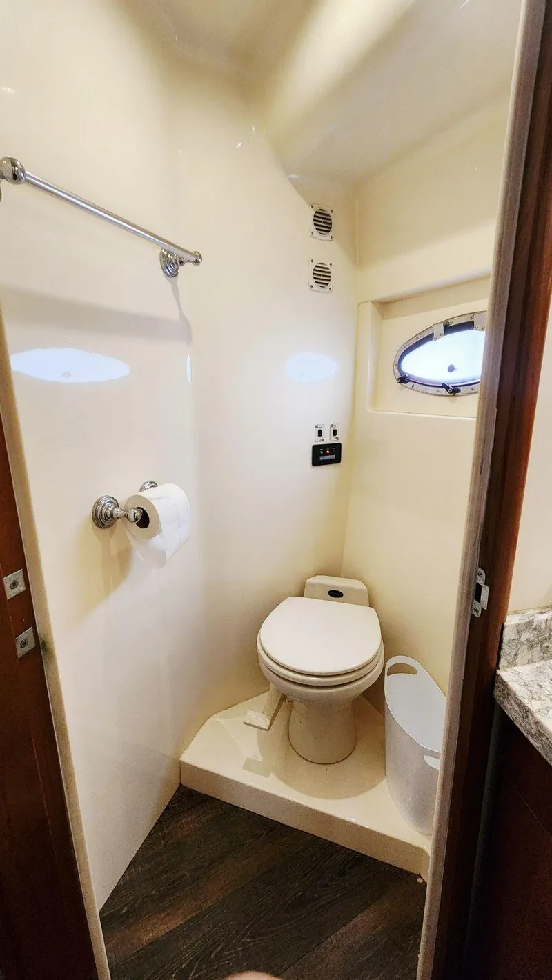 Slide: The Image of Carver 530 Voyager Pilothouse 1999 - 40