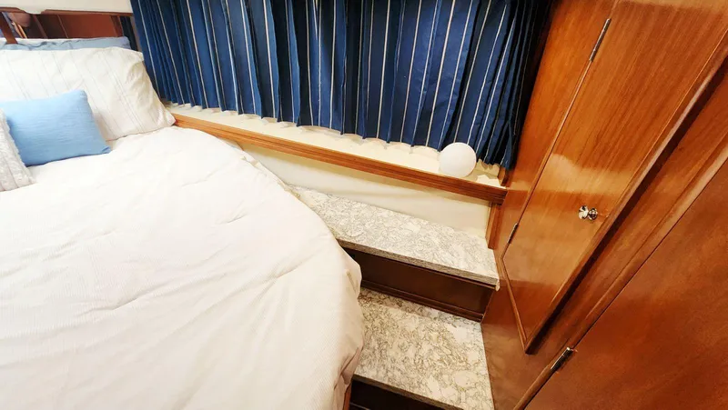 Slide: The Image of Carver 530 Voyager Pilothouse 1999 - 45