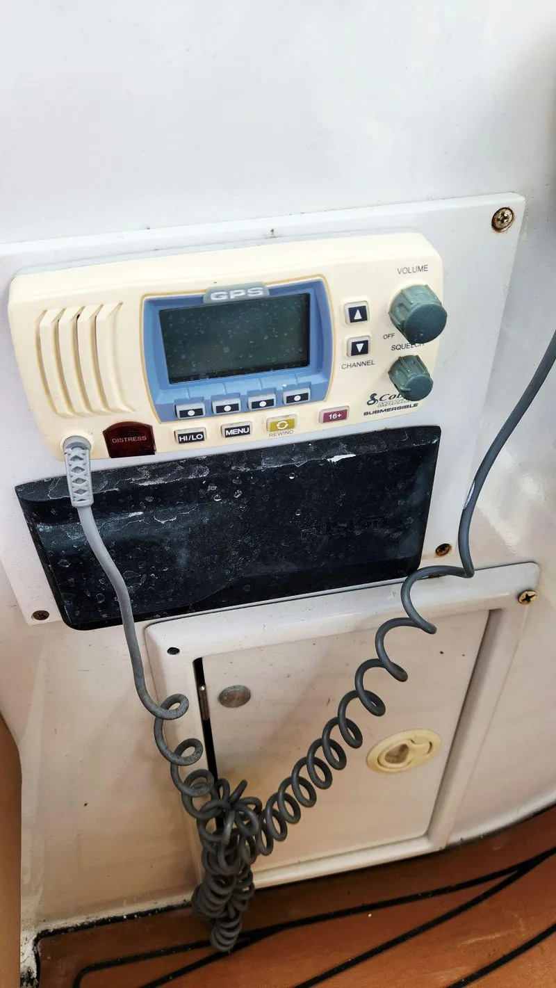 Slide: The Image of Carver 530 Voyager Pilothouse 1999 - 60