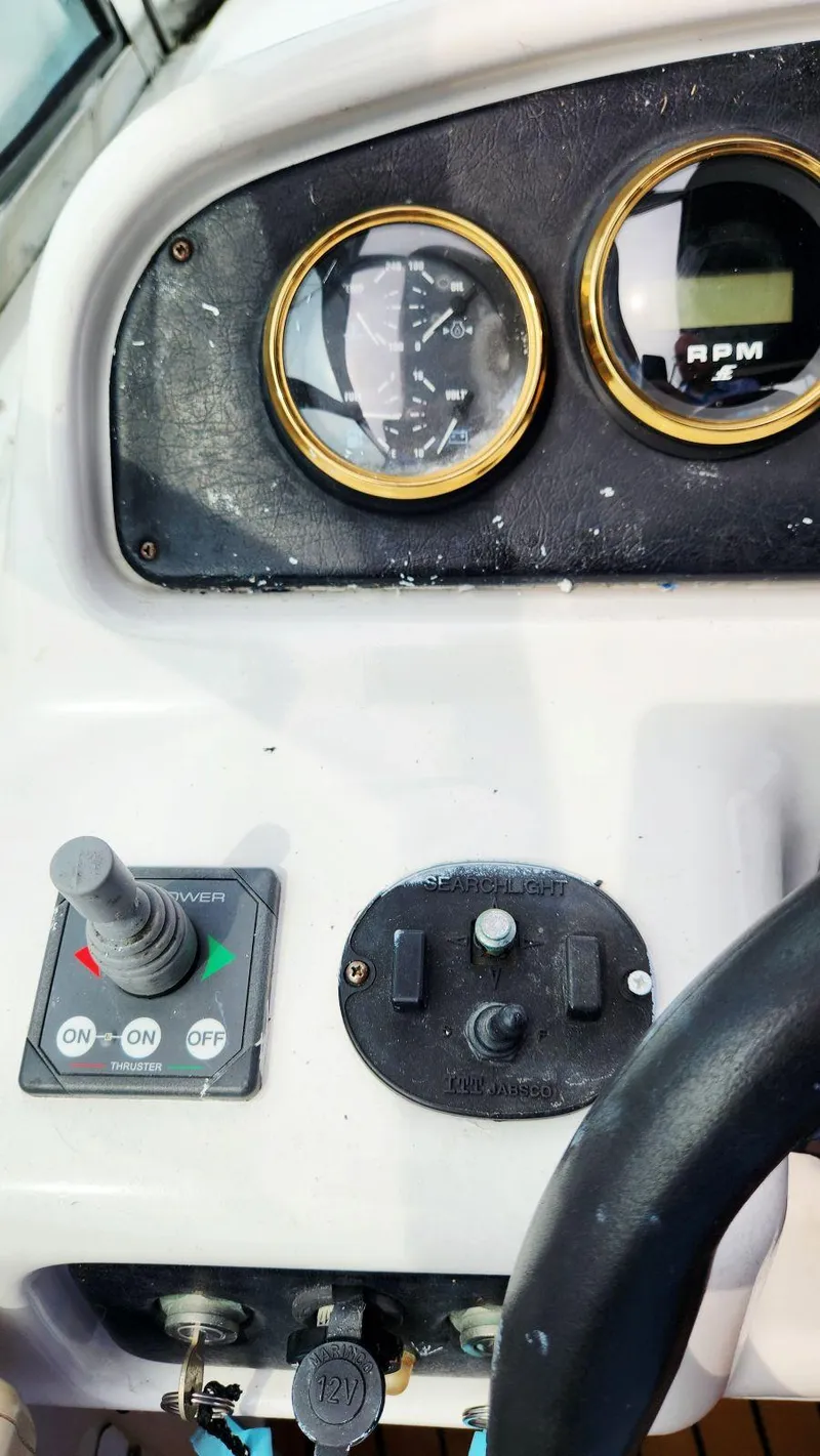 Slide: The Image of Carver 530 Voyager Pilothouse 1999 - 61