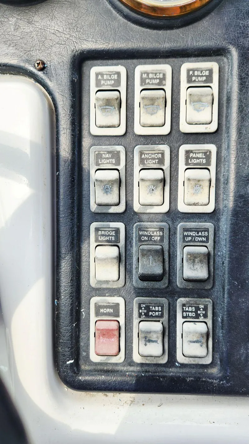 Slide: The Image of Carver 530 Voyager Pilothouse 1999 - 62