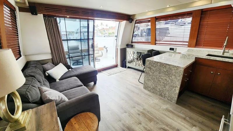 Slide: The Image of Carver 530 Voyager Pilothouse 1999 - 7