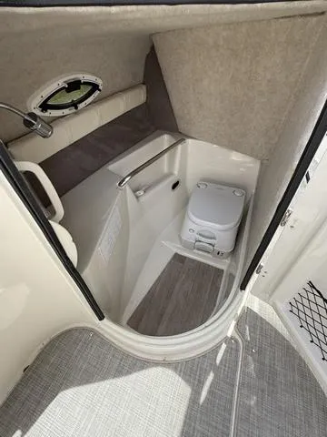 Slide: The Image of Stingray 215 LR 2020 - 10