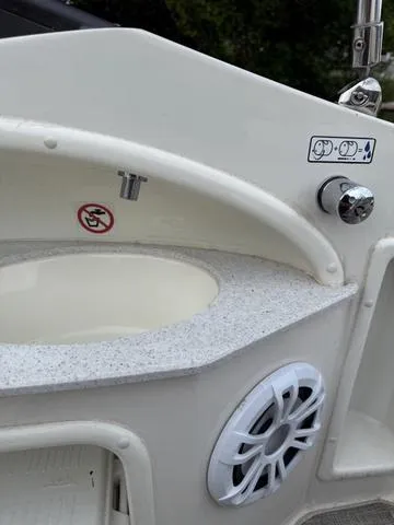 Slide: The Image of Stingray 215 LR 2020 - 12