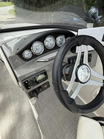 Slide: The Image of Stingray 215 LR 2020 - 17