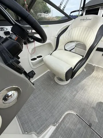 Slide: The Image of Stingray 215 LR 2020 - 9