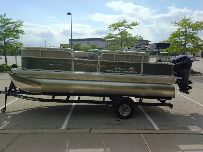 Slide: The Image of Sun Tracker Party Barge 18 DLX 2025 - 62