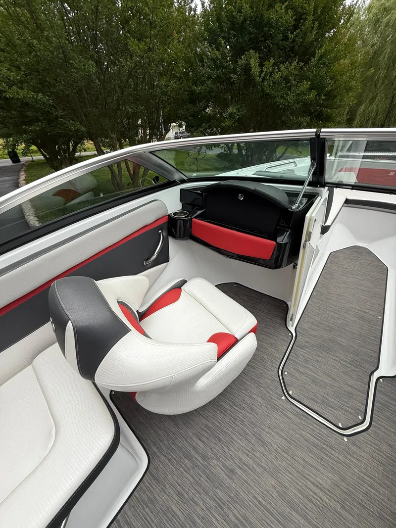 Slide: The Image of Four Winns HD2 RS Surf 2021 - 15