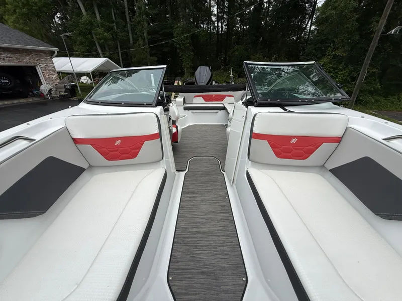 Slide: The Image of Four Winns HD2 RS Surf 2021 - 23