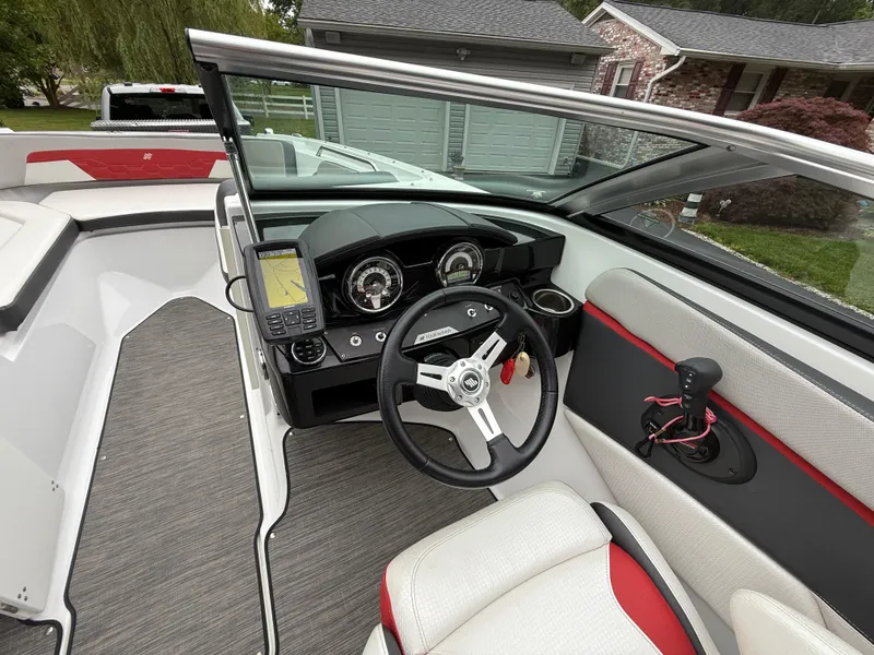 Slide: The Image of Four Winns HD2 RS Surf 2021 - 29