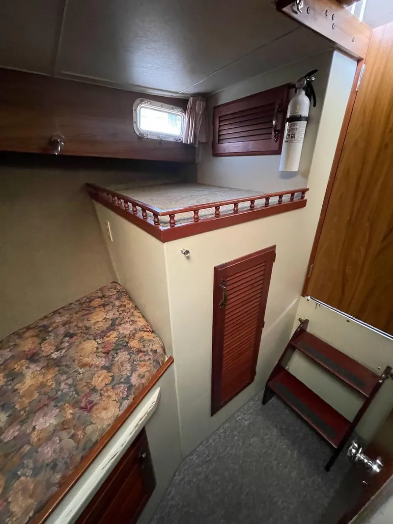 Slide: The Image of Tollycraft 34 Tri-Cabin 1979 - 22