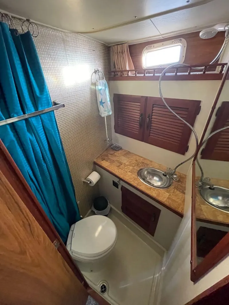 Slide: The Image of Tollycraft 34 Tri-Cabin 1979 - 23