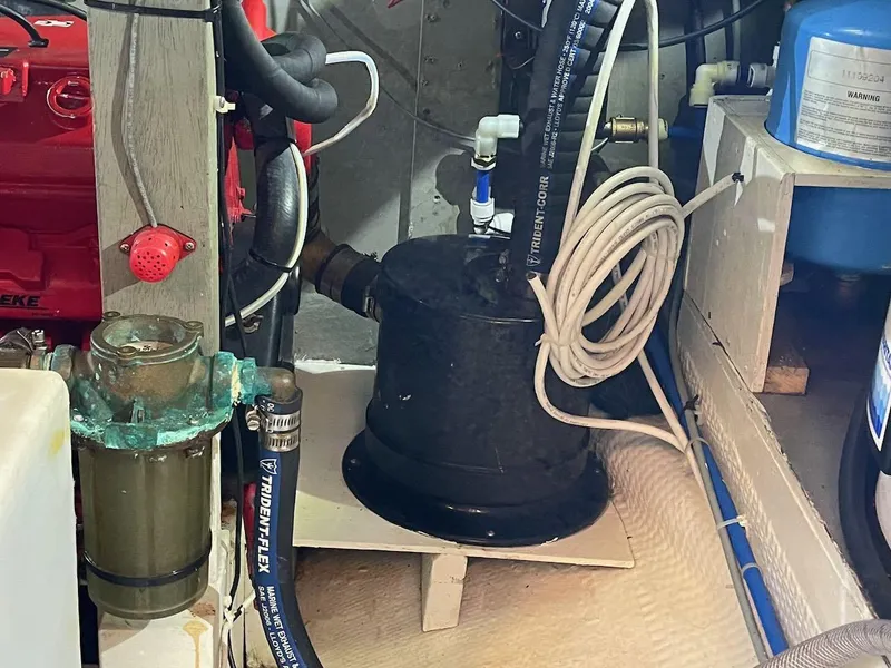 Slide: The Image of Tollycraft 34 Tri-Cabin 1979 - 28