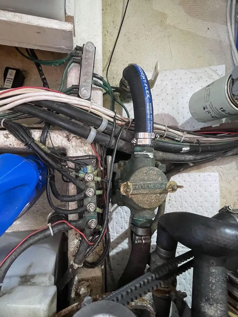 Slide: The Image of Tollycraft 34 Tri-Cabin 1979 - 31