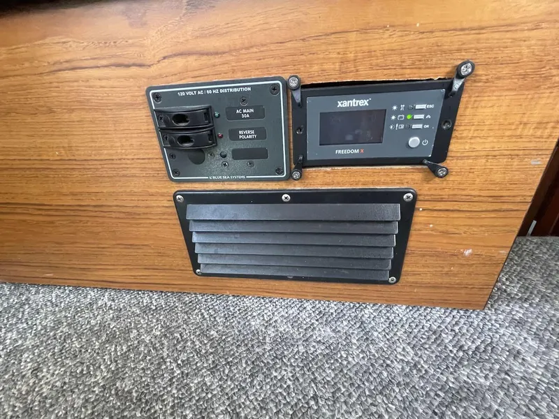 Slide: The Image of Tollycraft 34 Tri-Cabin 1979 - 40