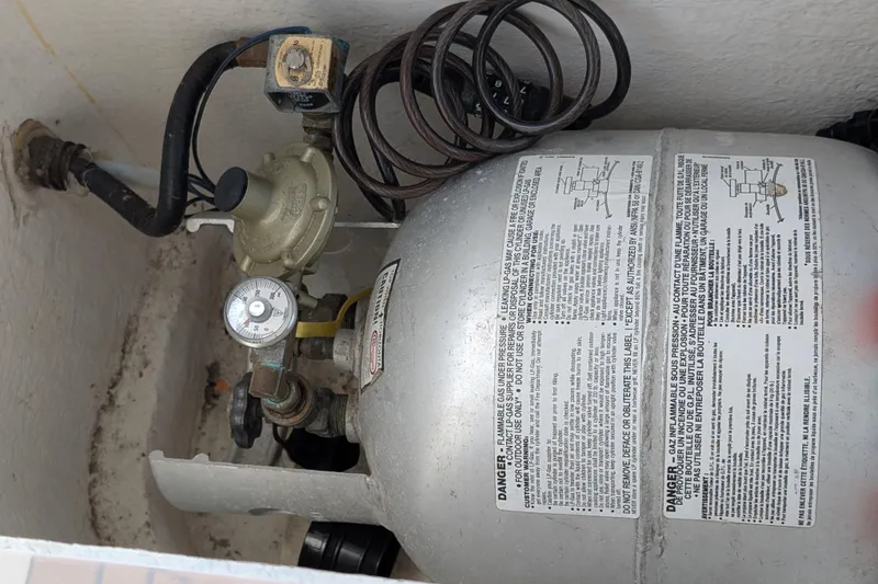 Slide: The Image of Propane tank setup on a 2000 Bayliner 4088 boat, featuring gauges and safety instructions. - 19