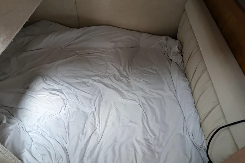Slide: The Image of Interior cabin bed of 2000 Bayliner 4088 yacht with white bedding. - 43