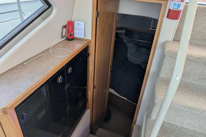 Slide: The Image of Bayliner 4088 interior, 2000 model, showing cabin entrance and stairs. - 46