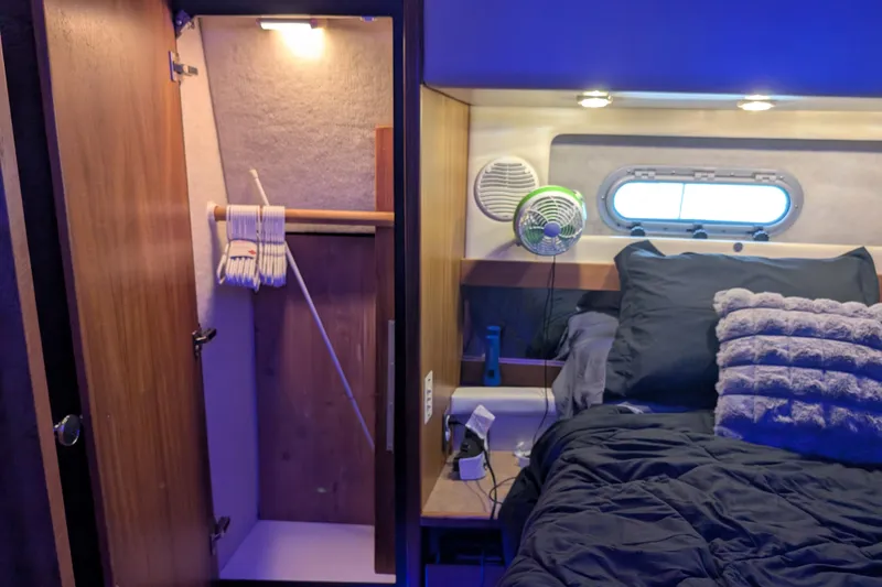 Slide: The Image of Bayliner 4087 Aft Cabin Motoryacht 2000 - 50