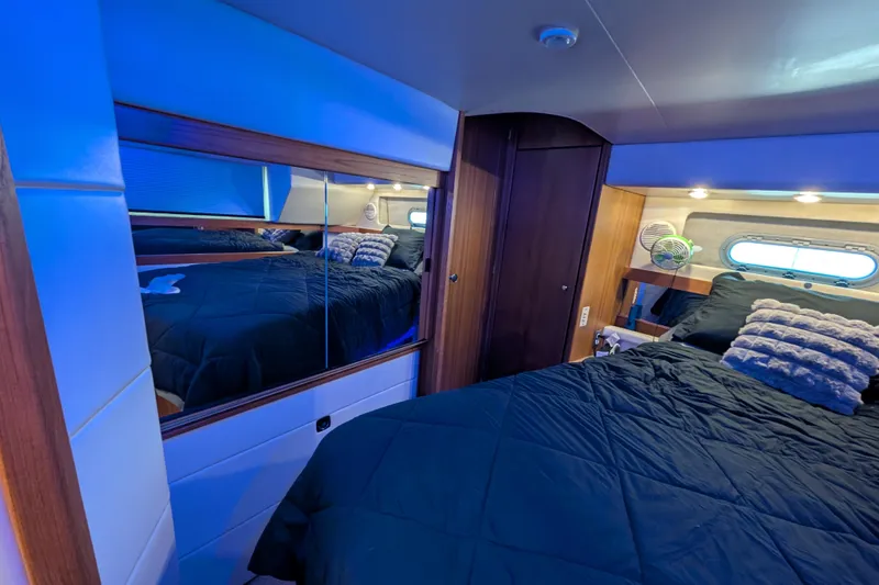 Slide: The Image of Bayliner 4087 Aft Cabin Motoryacht 2000 - 53