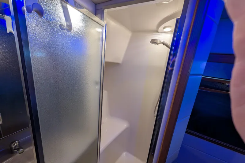 Slide: The Image of Bayliner 4087 Aft Cabin Motoryacht 2000 - 55