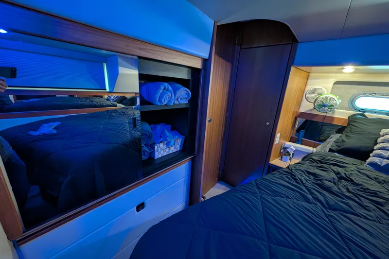 Slide: The Image of Bayliner 4087 Aft Cabin Motoryacht 2000 - 57